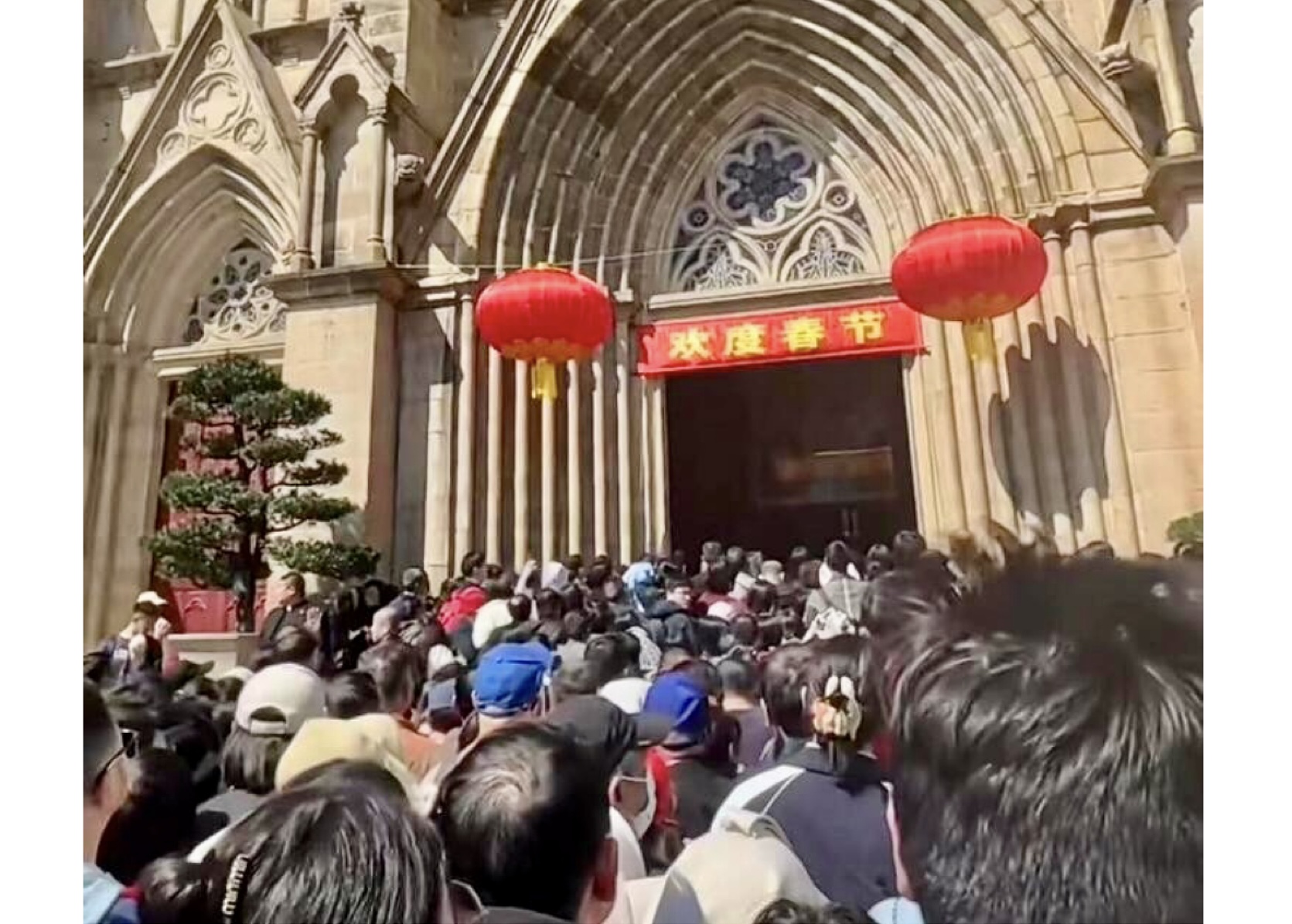 A screenshot from the short video showing the crowded scene of tourists at Sacred Heart Cathedral, Guangzhou, Guangdong