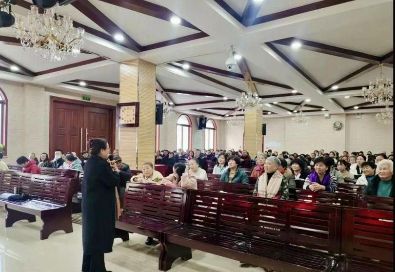 Chengqu Church invited Ms. Liu Qiaomei, a nationally licensed second-level psychological counselor and senior family education instructor, to give a lecture to help believers repair and improve family relationships in Jincheng City, Shanxi Province, on March 1 to 2, 2024.