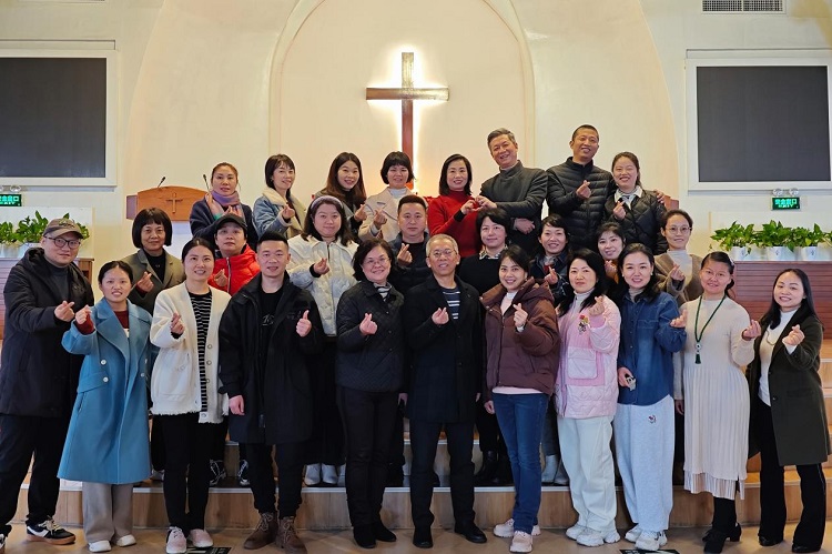 Members of Chengbei Church took a group picture with mini heart gestures after attending the training class for marriage and family counselors in Changsha, Hunan, in the first quarter 2024.