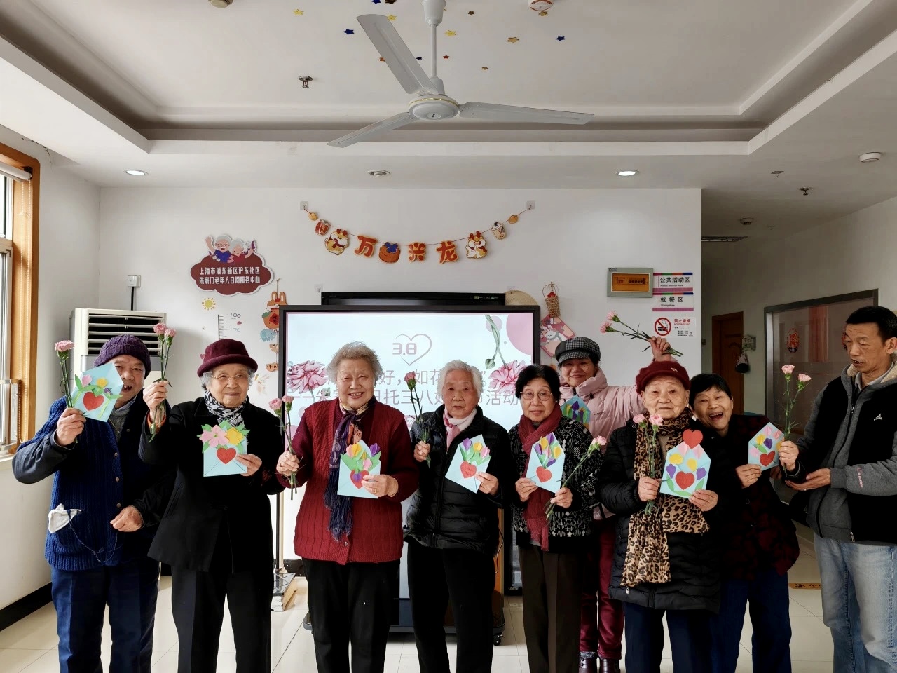 The attending seniors presented "tulip greeting cards" created during the Women's Day celebration at the Shanghai Zhujiamen Daycare Center for the Elderly in Jiading District, Shanghai City, on March 8, 2024.