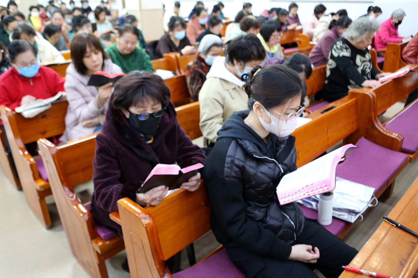 Believers were reading paper Bibles at the first devotional meeting at the "Putting Down Your Cell Phones" serial event held by Yingkou City Church in Yingkou City, Liaoning Province, on March 19, 2024.