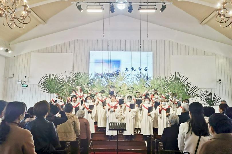 Pastoral staff and choir members entered the main hall of the church with palm branches at a church in Suzhou City, Jiangsu Province, on March 24, 2024. 