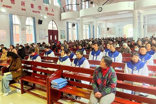 Believers attended the Palm Sunday service at Jinsha Church in Nantong, Jiangsu, on March 24, 2024.   