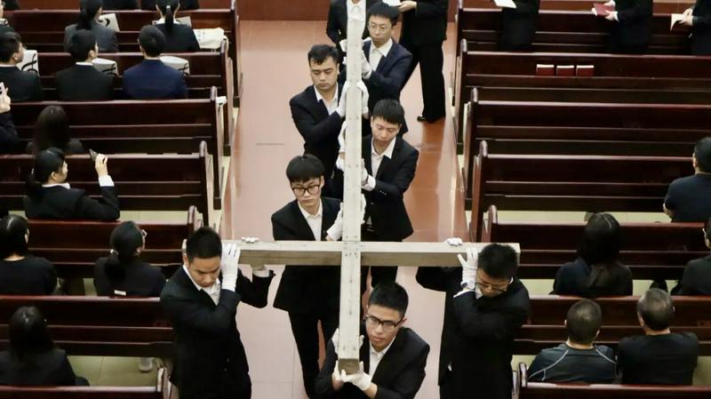 Representatives of each class in Guangdong Union Theological Seminary carried the cross with the faculty and students, walking the Way of the Cross around the campus, meditating on the suffering of the Lord Jesus in Guangzhou City, Guangdong Province, on March 29, 2024.