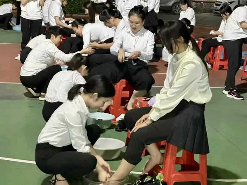 Jointly with Guangzhou Union Church, the Guangdong Union Theological Seminary hosted the foot-washing and communion service on its playground in Guangzhou City, Guangdong Province, on March 28, 2024.