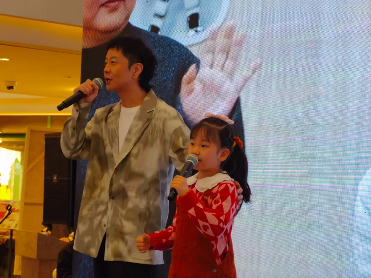 An autistic girl and singer Wang Xiaotian sang a charity song during the Autism Awareness Campaign held by the Shanghai YMCA&YWCA on March 31, 2024.