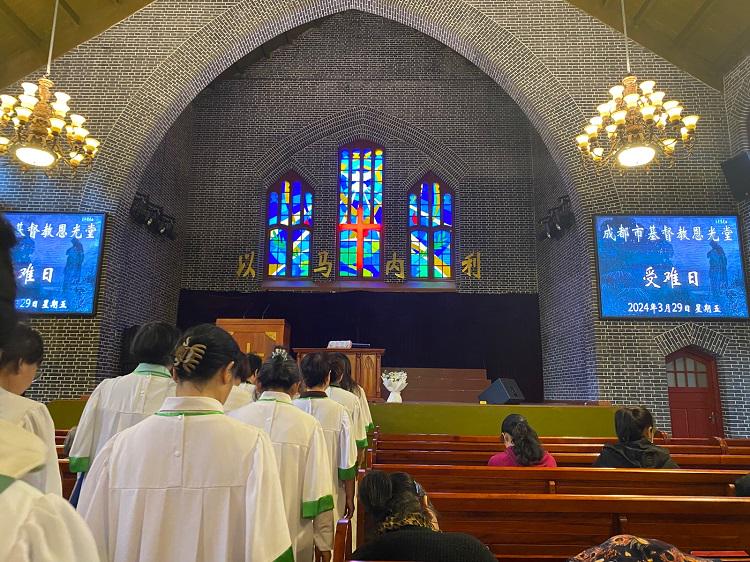 Choir members entered the main building to observe Good Friday at Gracious Light (Enguang) Church in Chengdu, Sichuan Province, on March 29, 2024.