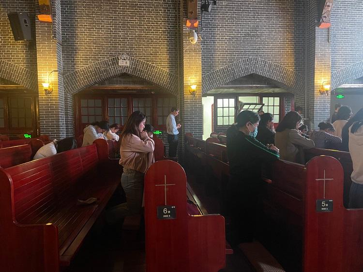 People prayed in a worship service referring to the seven last words of Christ at Gracious Light (Enguang) Church in Chengdu, Sichuan Province, on March 29, 2024.