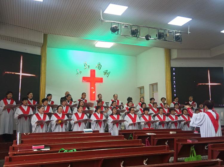 The choir presented a hymn to commemorate the suffering of Jesus at Fulinbao Church in Baoji, Shaanxi, on March 29, 2024.
