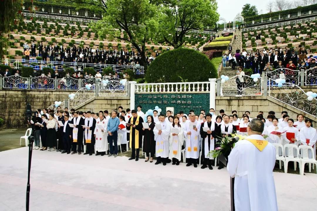 The Fujian Christian Council held a memorial for the resurrection of Christ and a collective tomb-sweeping activity for believers in the Tianen Garden of Sanshan Cultural Memorial Park, a Christian cemetery in Fuzhou City, Fujian Province, on April 1, 2024.