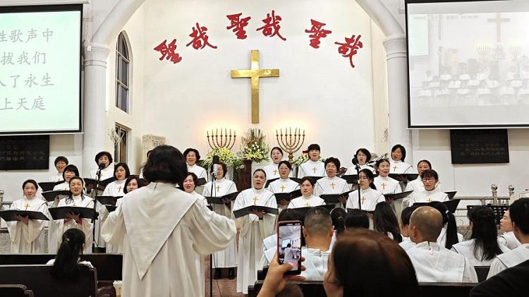 Choir members of Beimen Church in Ningde, Fujian, presented a hymn to celebrate Jesus' resurrection during the Easter Sunday service on March 31, 2024.