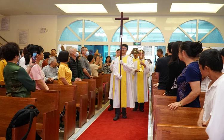 Several church staff held a big cross as they entered the main building of Guangzhou Shifu Church in Guangdong during the Easter Sunday morning service on March 31, 2024.