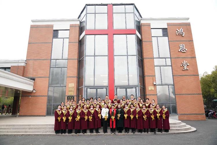 Pastors and choir members took a group picture after the Easter Sunday service in front of Hong'en Church in Pudong New Area, Shanghai, on March 31, 2024.