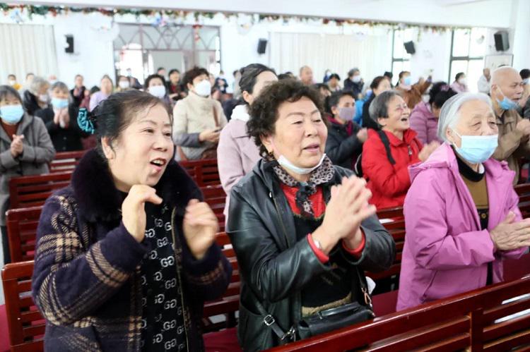 Some senior believers sang a hymn, clapping their hands to celebrate Jesus' resurrection, during a praise meeting at Lvhua Street Church in Anshan, Liaoning, on March 31, 2024.