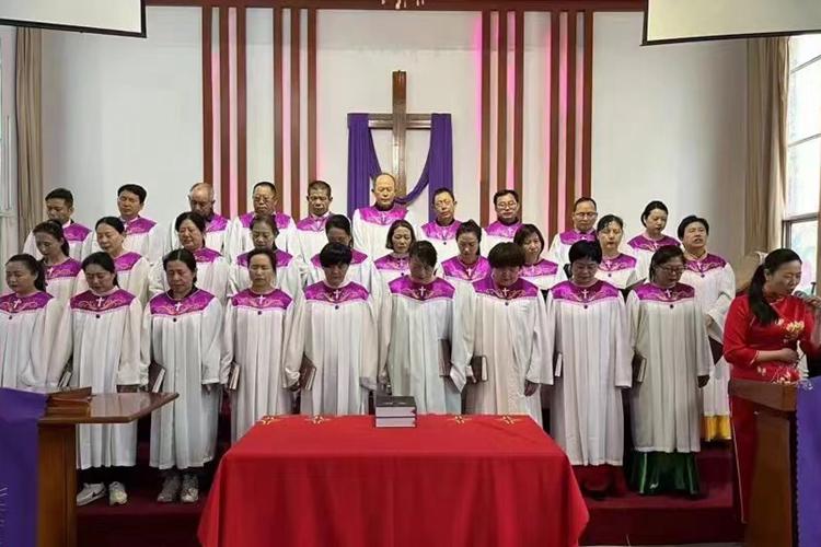 Choir members prayed while a sister in Christ sang a hymn titled "Jesus Christ Is Risen Today" during the Easter Sunday service held at Suizhou Church in Hubei on March 31, 2024.