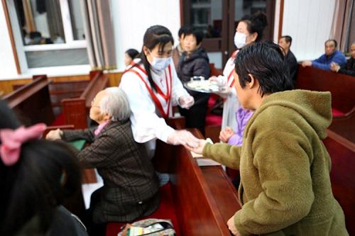 A believer received bread during a communion service at Qinghemen District Church, Fuxin, Liaoning, on Maundy Thursday, March 28, 2024.