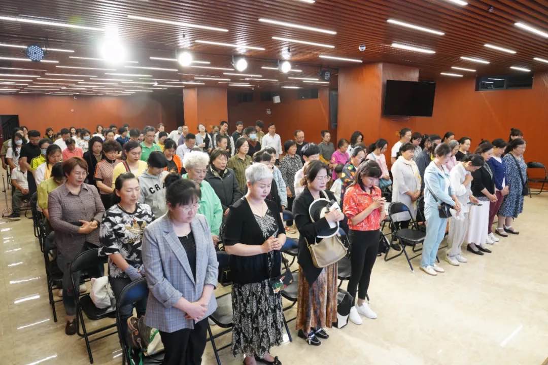 The first session of the Beichen Church’s “150 Fellowship” started, with over 100 congregants attending the inaugural ceremony in its multifunctional hall in Kunming City, Yunnan Province, on April 16, 2024.
