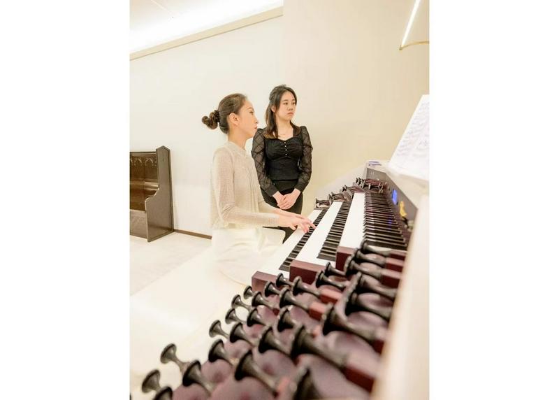 Dr. Chang Xiaoting delivered an organ music performance at the new hall of Huaxiang Lane Church in Fuzhou City, Fujian Province, on April 20, 2024.