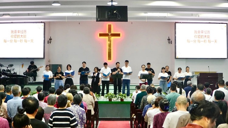 The praise team presented a hymn during a retreat conducted at Shenzhen church in Guangzhou, on May 1-3, 2024.