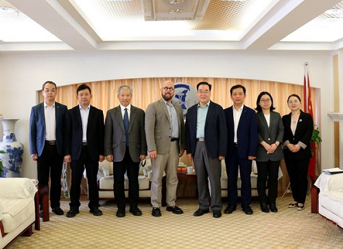 Rev. Levi Park, director of the international ministry of the Louis Palau Association in the United States, took a picture with Rev. Wang Jun, chairman and president of Shaanxi CC&TSPM, during his visit to Shaanxi CC&TSPM on May 7, 2024.