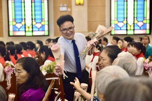 Flowers were presented to Christian mothers during a Mother Day's Sunday Service held at Zion Church in Guangzhou, Guangdong, on May 12, 2024.