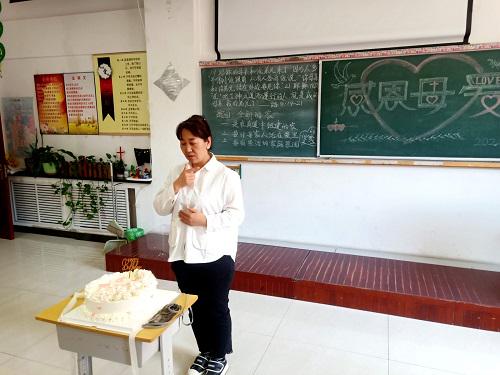 A deaf Christian woman used sign language to express her gratitude to her mother and praise to God in the deaf fellowship of Xingsheng Church in Anshan, Liaoning, on May 12, 2024.