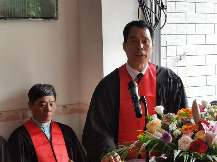 Rev. Lai Jisheng from Longtou meeting point in Anhou Town, Zhangzhou, Fujian, took the oath of office during his installation ceremony on May 18, 2024.