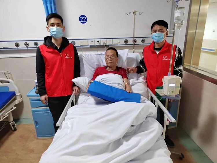 A picture of two members of Tabitha volunteer service center of Beimen Church accompanied Zhang Mingcong, a Christian man of the church who died in Zhangzhou, Fujian, on May 17, 2024