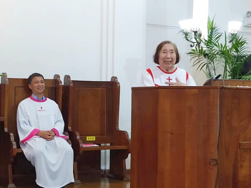 An elder sister in Christ gave a speech at  Mujia Garden Church in Suzhou, Jiangsu, during a serivce to commemorate its 100th anniversary on May 26, 2024.