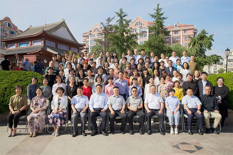 A group picture was taken after the completion ceremony was conducted for the 20th volunteer training class of Qingdao CC&TSPM at Qinghe Road Church in Shibei District, Qingdao, Shandong, on June 1, 2024.