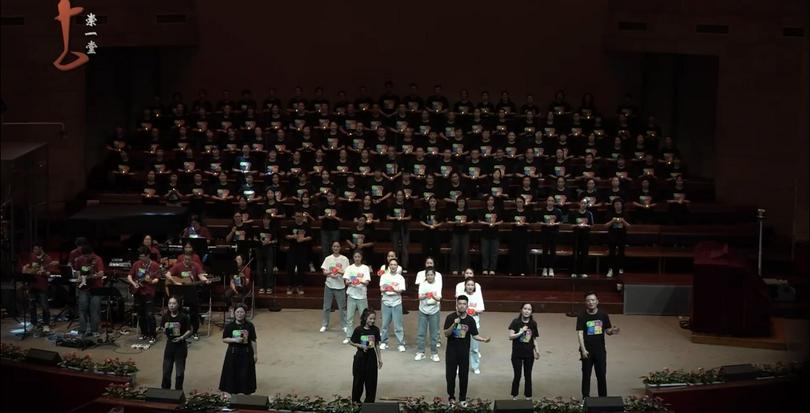 The praise team presented a hymn in a joint evangelistic meeting themed “Hello, Jesus!” at Chongyi Church in Hangzhou, Zhejiang, on May 26, 2024.