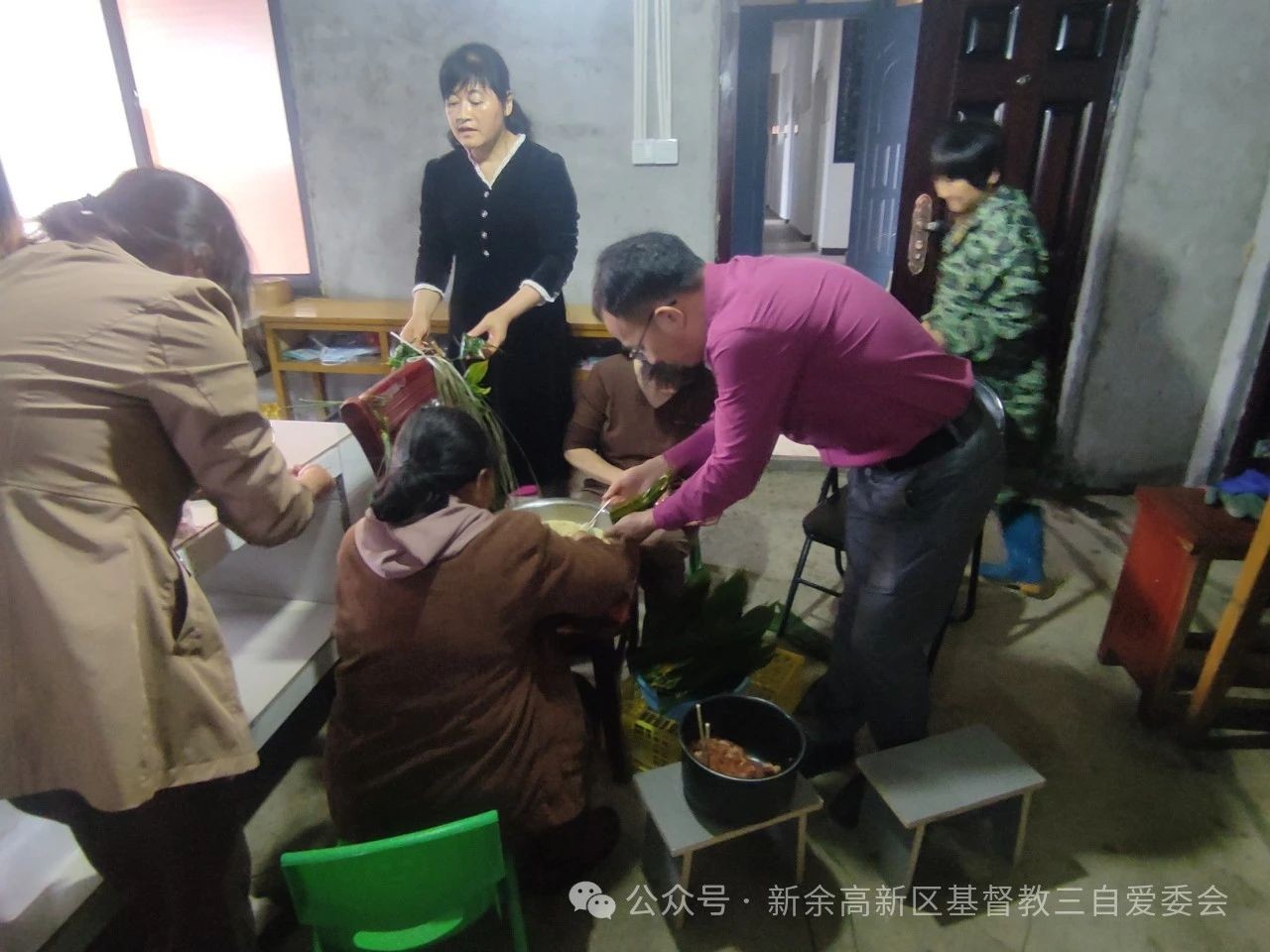 The staff of Gaoxin Church in Gaoxin District, Xinyu City, Jiangxi Province made zongzi at an unknown date in 2024. 