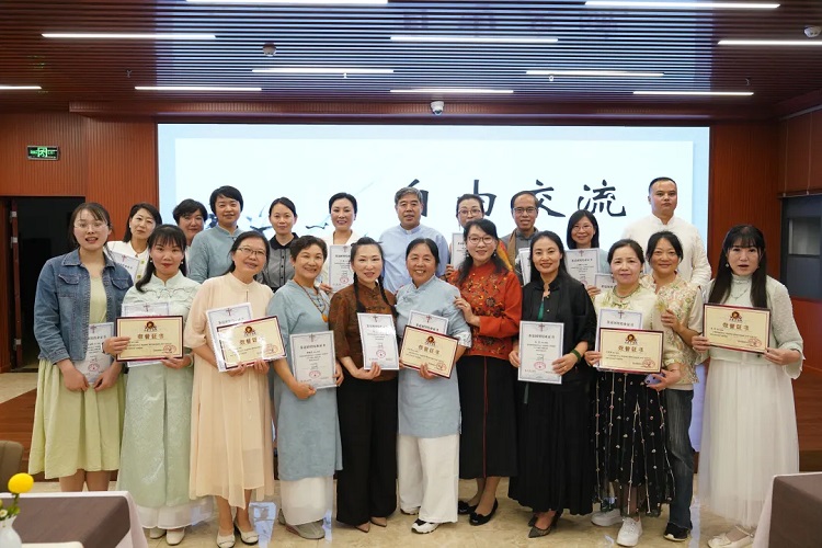 Students of the 18th session of the tea ceremony fellowship held completion certificates for photos after completing the tea course at Beichen Church in Kunming, Yunnan, on June 5, 2024.