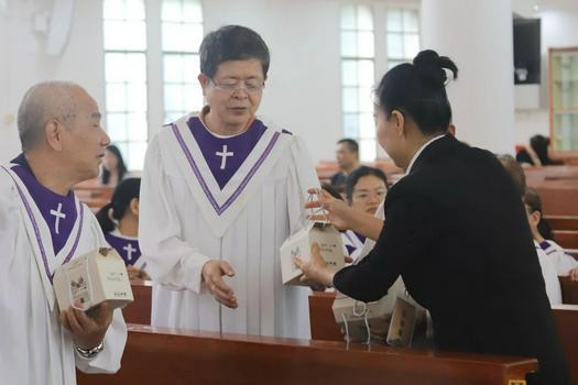 A male choir member received a gift at Guangxiao Church in Guangzhou, Guangdong, on Father's Day, June 16, 2024.