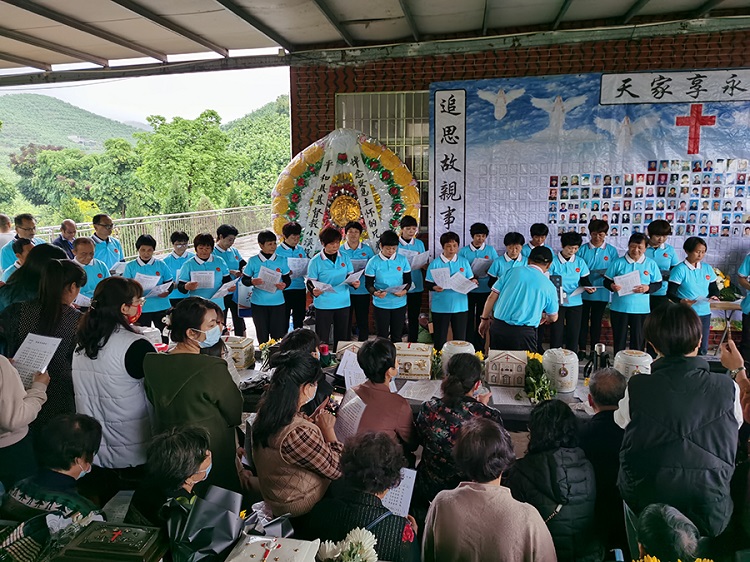 The choir of Xiaoxi Church presented hymns in the South Fujian language to express grief during a group memorial service conducted at Fushou Church in Xiaoxi Town, Pinghe County, Zhangzhou, Fujian, on March 25, 2024.