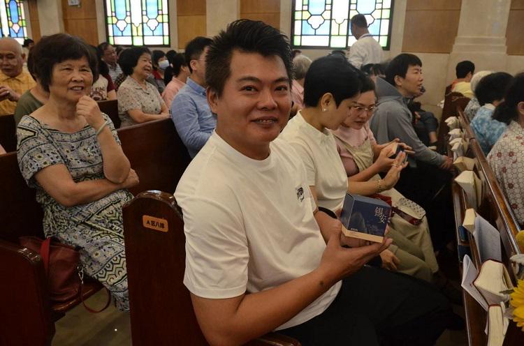 A brother in Christ held a gift received during the Father's Day service with a smile at Zion Church in Guangzhou, Guangdong, on June 16, 2024.