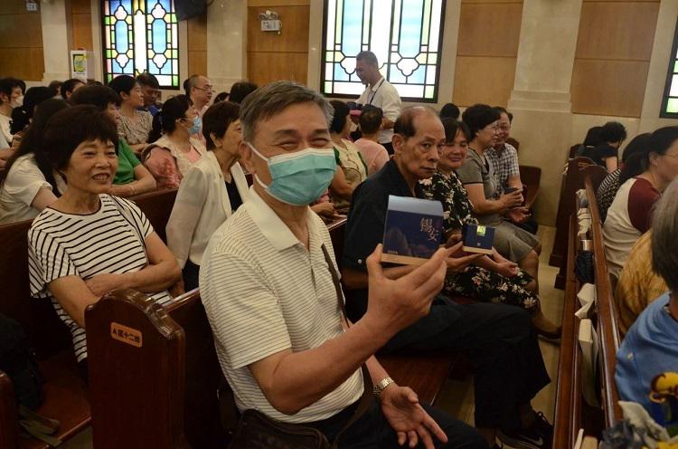A senior brother in Christ held a gift received during the Father's Day service with a smile at Zion Church in Guangzhou, Guangdong, on June 16, 2024.