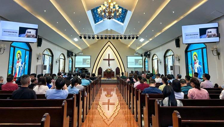 Rev. Guo Yun, president of Guangdong Christian Council, gave a lecture during a training course for ministry staff members held by Foshan CC&TSPM at the Chancheng District Church on June 15, 2024.