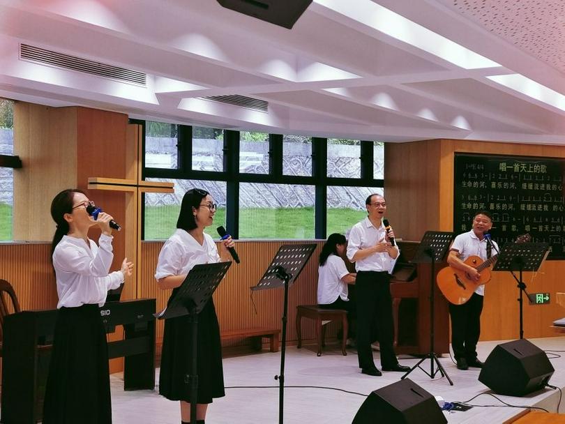 Believers sang a hymn during an activity for couples at Julong Town Church in Huian County, Quanzhou City, Fujian Province, on June 23, 2024.