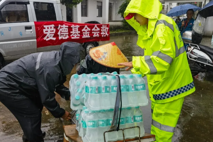 The Amity Foundation's rescue team distributed mineral water to the flood-hit area of Huangshan City in Anhui province on June 27, 2024 