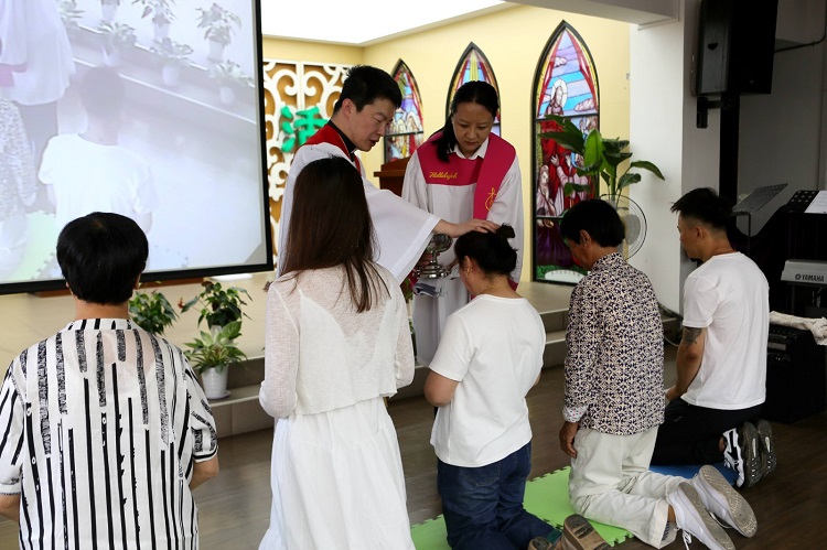 Senior Pastor Wu Bing baptized five seekers at Ganjingzi Gospel Church in Dalian, Liaoning, on June 30, 2024.
