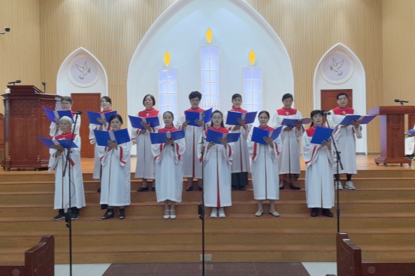 Choir members of Tangqiao Church in Zhangjiagang, Suzhou, Jiangsu, sang a hymn in the Zhangjiagang dialect for the first time on June 30, 2024.
