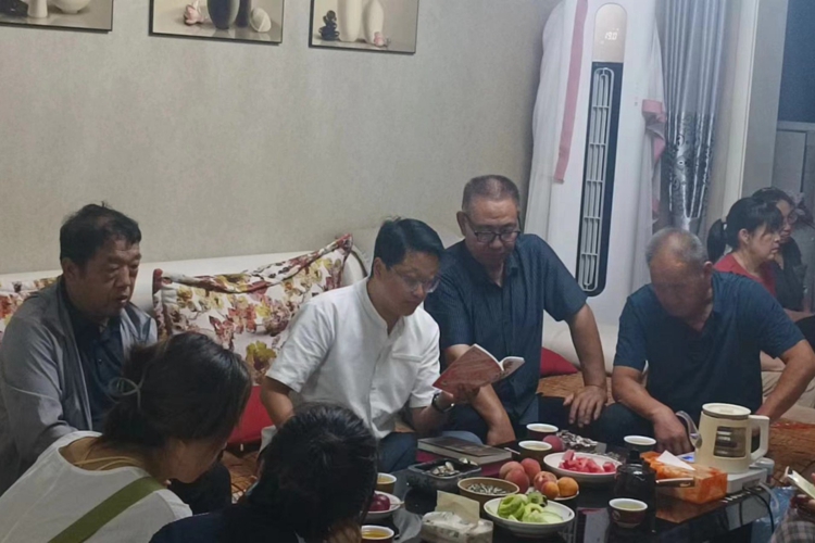Rev. Huang Hailin led the study of the new edition of the Shorter Catechism regarding to the Holy Spirit during a small group activity at a female believer's home in Yaodu District, Linfen, Shanxi, on June 29, 2024.