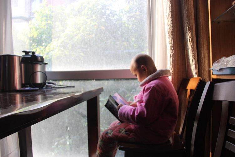 A picture of a child resting at an ark caring home in Shanghai after radiotherapy at an unknown date