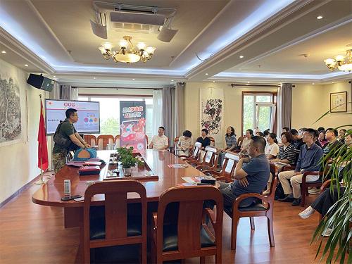 Tian Pengfei, a lecturer from the Shinan District Red Cross Society in Qingdao, Shandong, performed the Cardiopulmonary Resuscitation Techniques (CPR) on June 27, 2024.