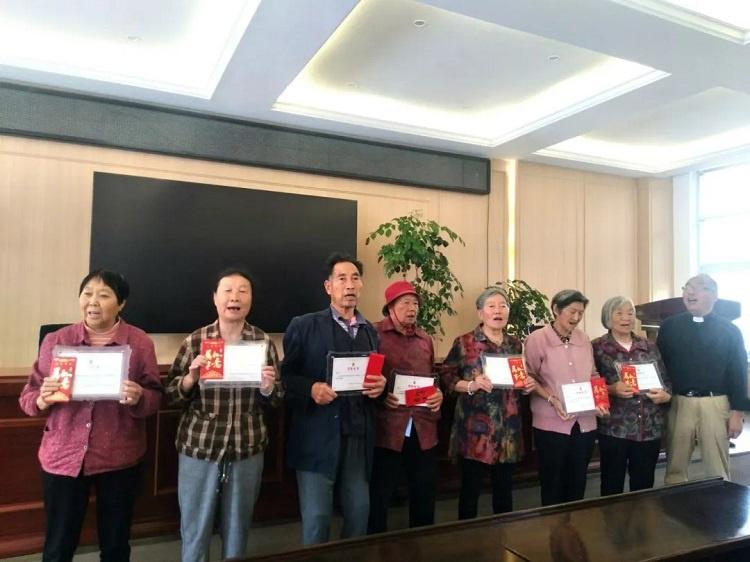 A total of seven deacons took a group picture with retirement certificates during a retirement service at Xiping Church in Zhanyi District, Qujing City, Yunnan, on July 7, 2024.