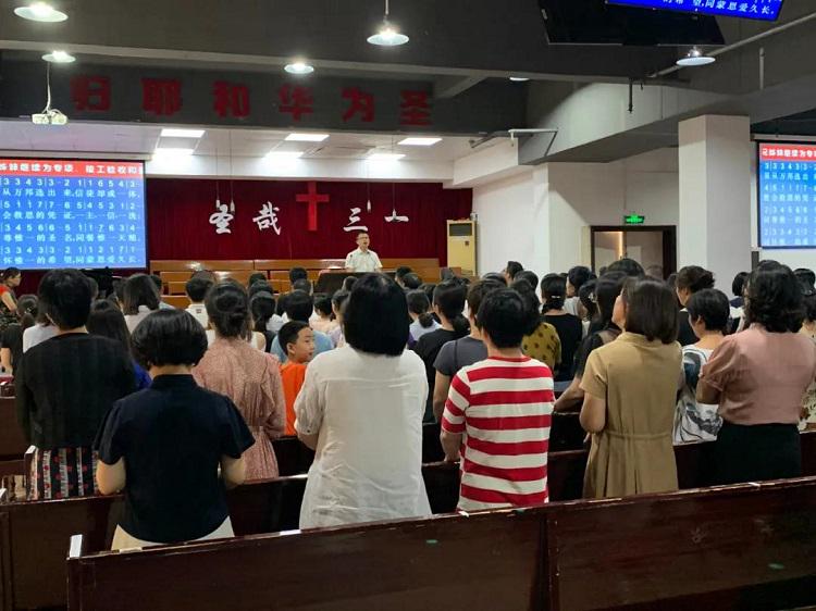 Lord's Grace (Zhu'en) Church in Longgang, Wenzhou, Zhejiang, hosted a Sunday service after which the completion ceremony for a discipleship training course was held on August.