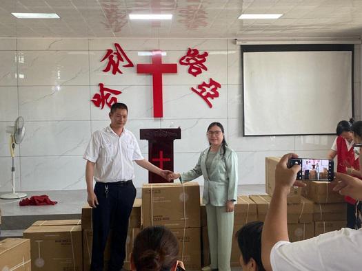 Rev. Chen Songmei sent a batch of electric fans to Jifu Church in Junshan District, Yueyang, Hunan, on July 18, 2024.