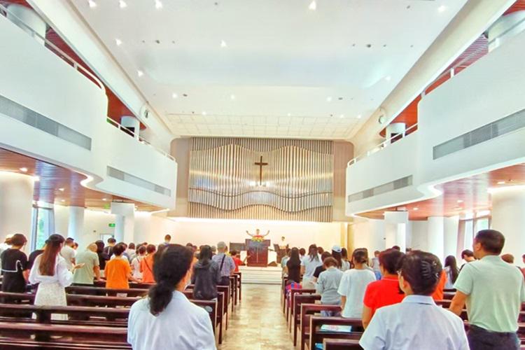 A baptism service was hosted at Flower Lane (Hua Xiang) Church in Fuzhou, Fujian, in July 2024.