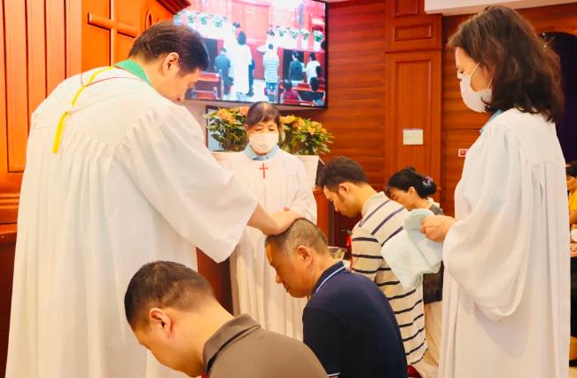 Rev. Wu Yimin baptized some seekers by sprinkling at Banshan Church in Hangzhou, Zhejiang, on July 7, 2024.